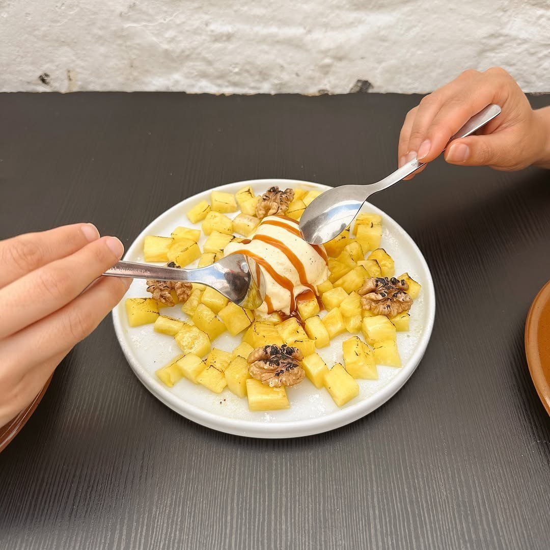 Prato de ananás em cubos com gelado, caramelo e nozes